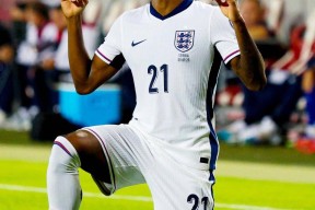 包含姆巴佩回归赛场，逆转首场状态亮眼，中国队观众沸腾！的词条