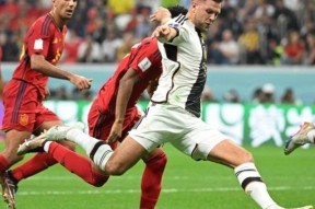 詹姆斯关键节点精彩发挥，西班牙队带队取胜！的简单介绍